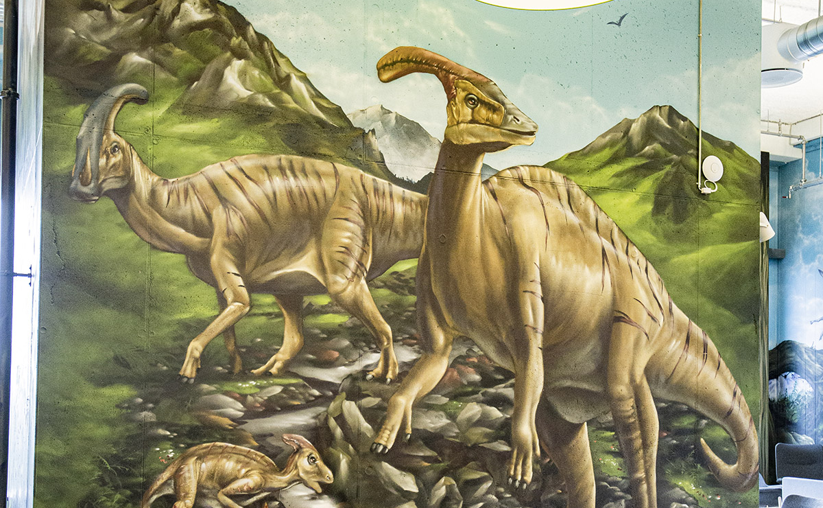 Vægkunst af dinosaur der skaber et komplet univers